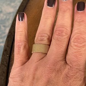 Tiffany & Co. 18k yellow gold somerset collection band ring. Size 8.
